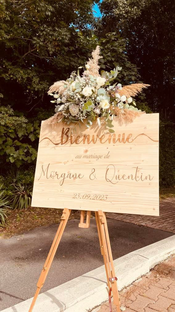 tableau de bienvenue en bois avec les prenoms des mariés et la date de la cérémonie